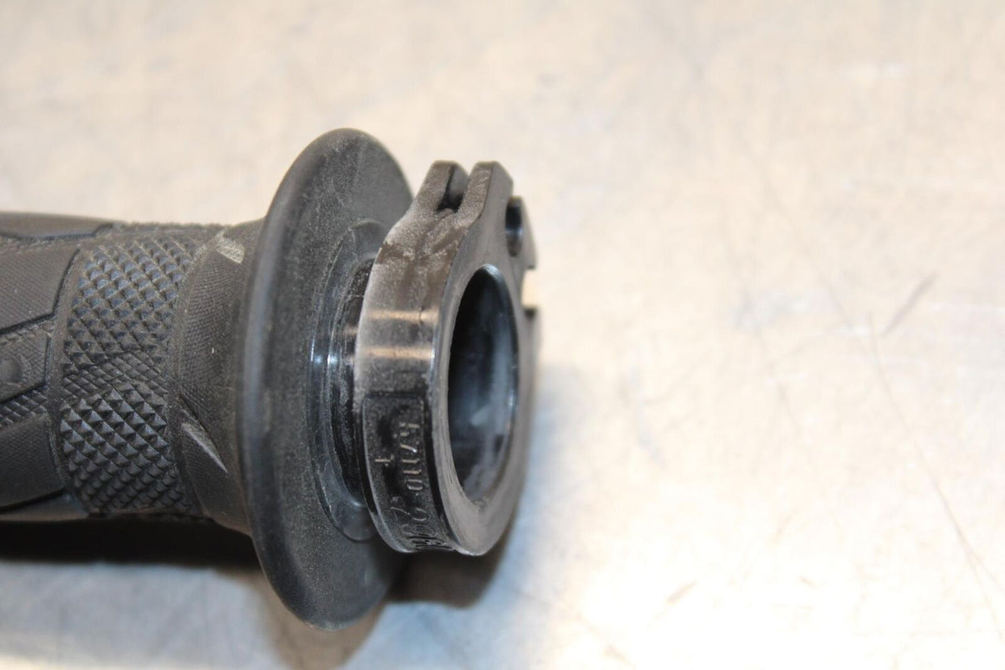 2017 Suzuki GSXR600 RIGHT THROTTLE GRIP 57110-21H02 BB598