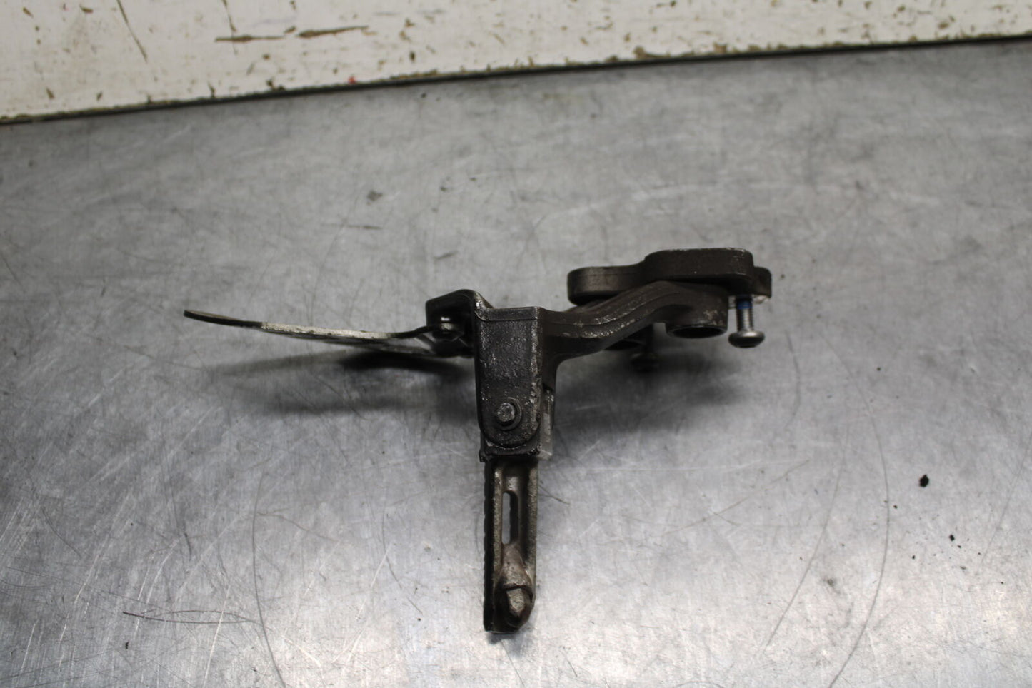 06-07 SUZUKI GSXR 600 LEFT REARSET REAR SET DRIVER FOOT PEG REST STOP BB737