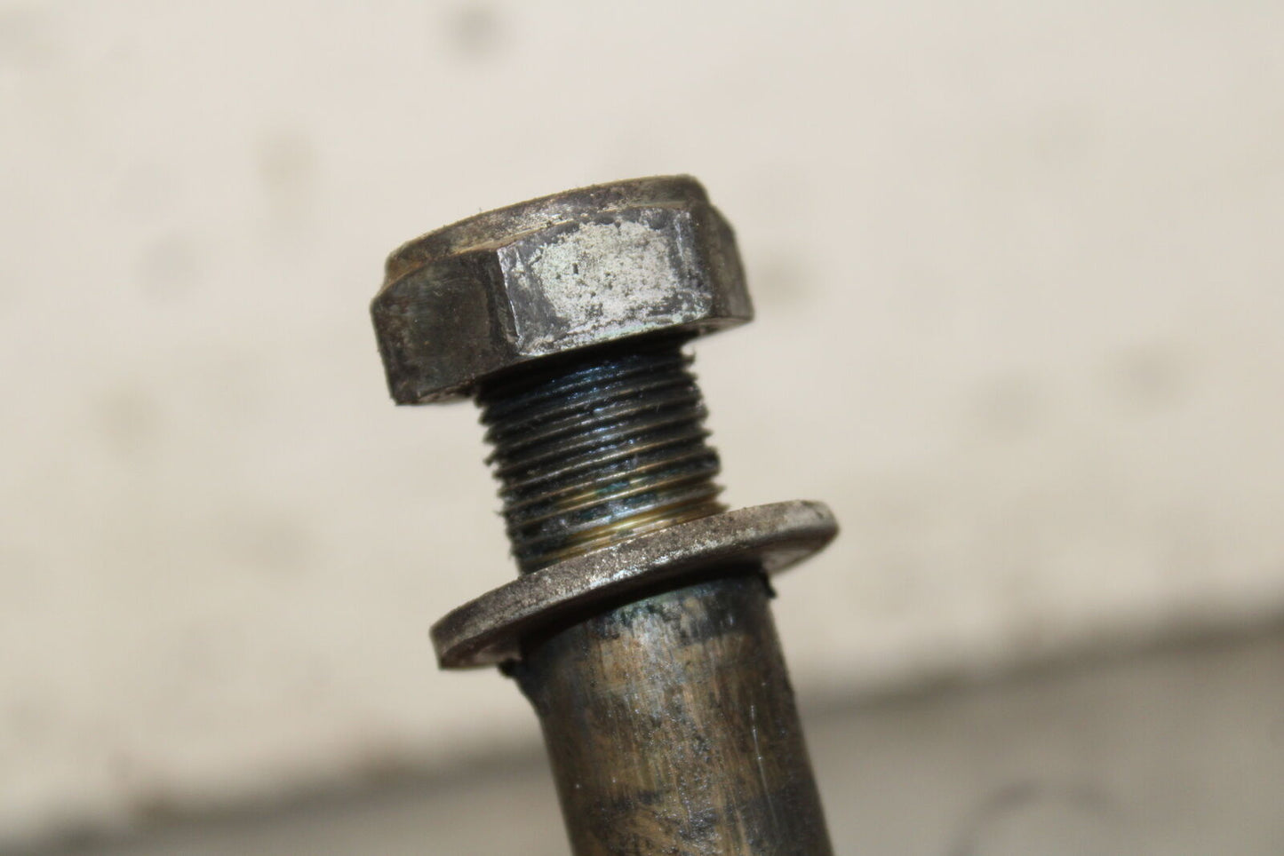 03-04 TRIUMPH DAYTONA 600 REAR AXLE BACK WHEEL RIM PIVOT BOLT AXEL BB745
