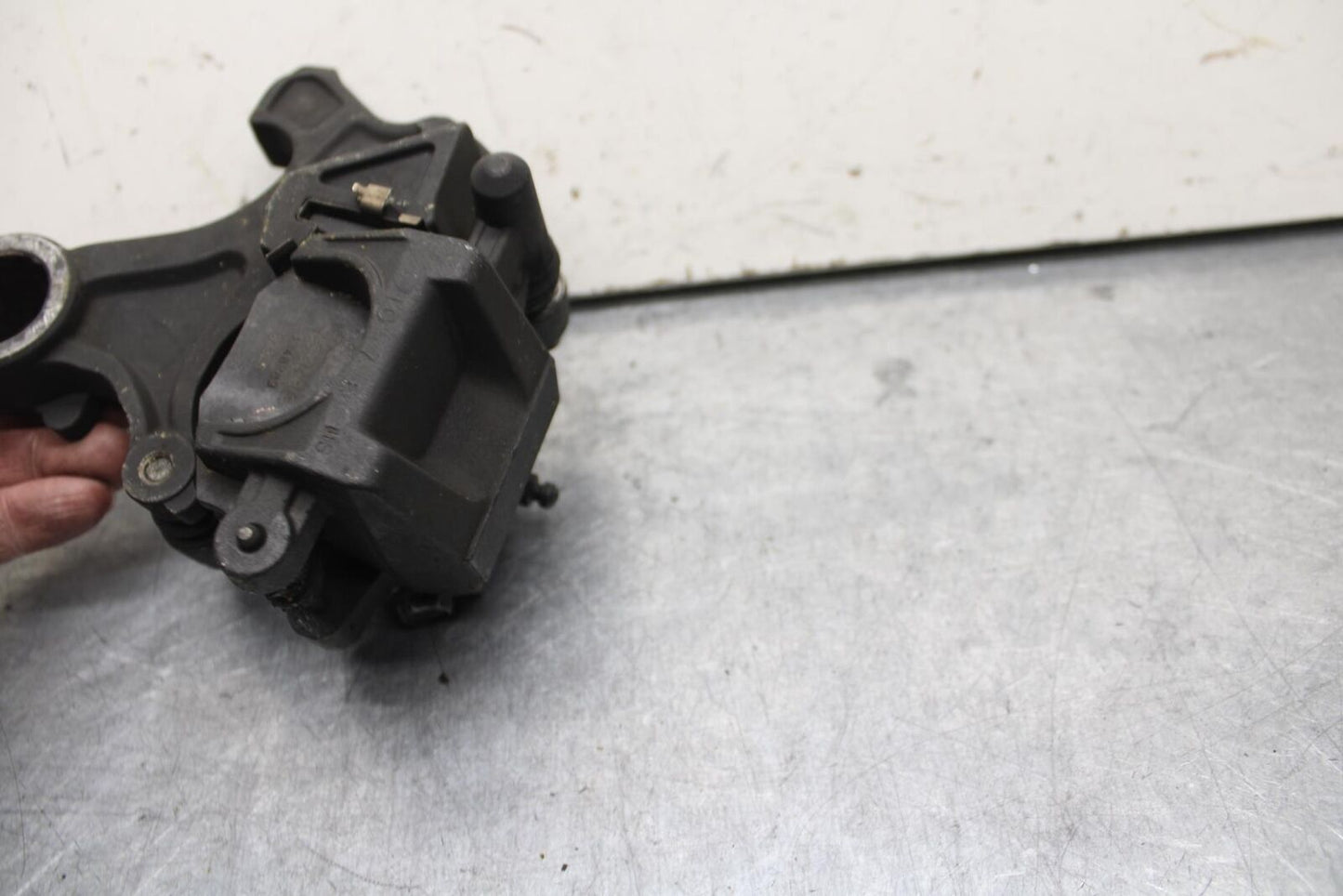08-10 SUZUKI GSXR 600 750 REAR BACK BRAKE CALIPER W MOUNT BRACKET BB101