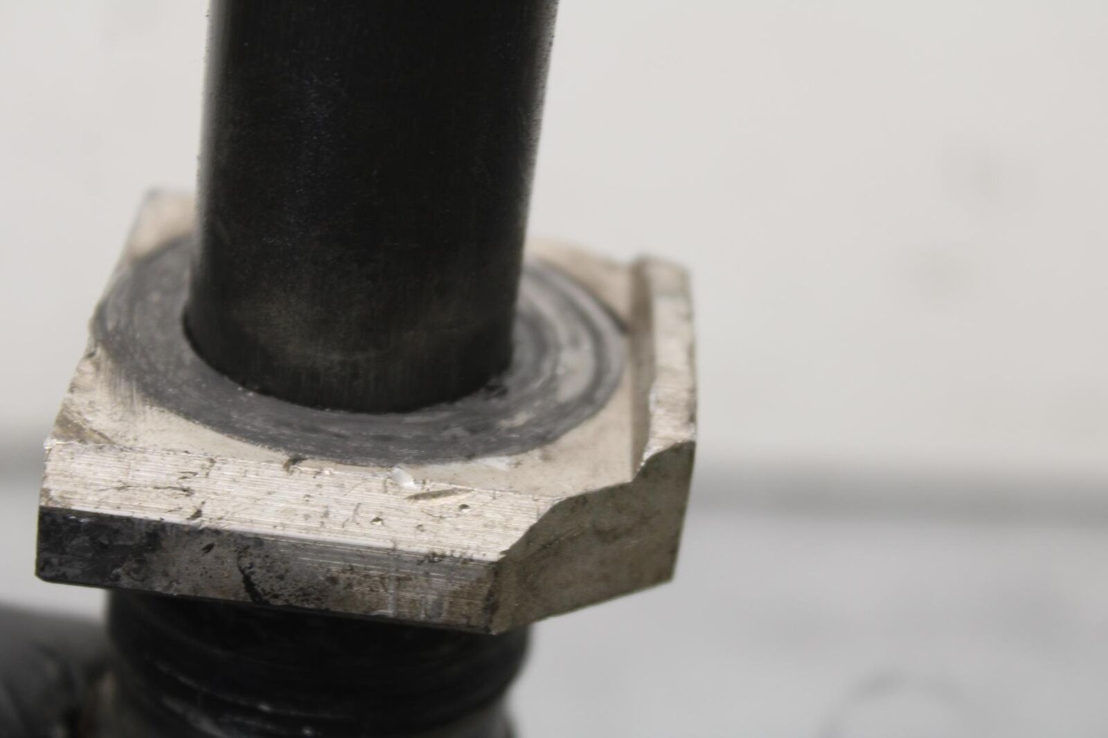 01-03 SUZUKI GSXR600 REAR AXLE BACK WHEEL RIM PIVOT BOLT AXEL BB633