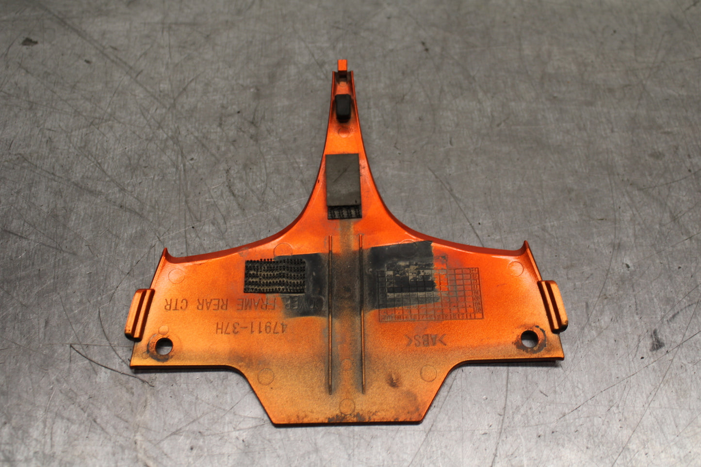08-10 SUZUKI GSXR600 CENTER REAR BACK UNDER TAIL FAIRING COVER TRIM COWL BB92