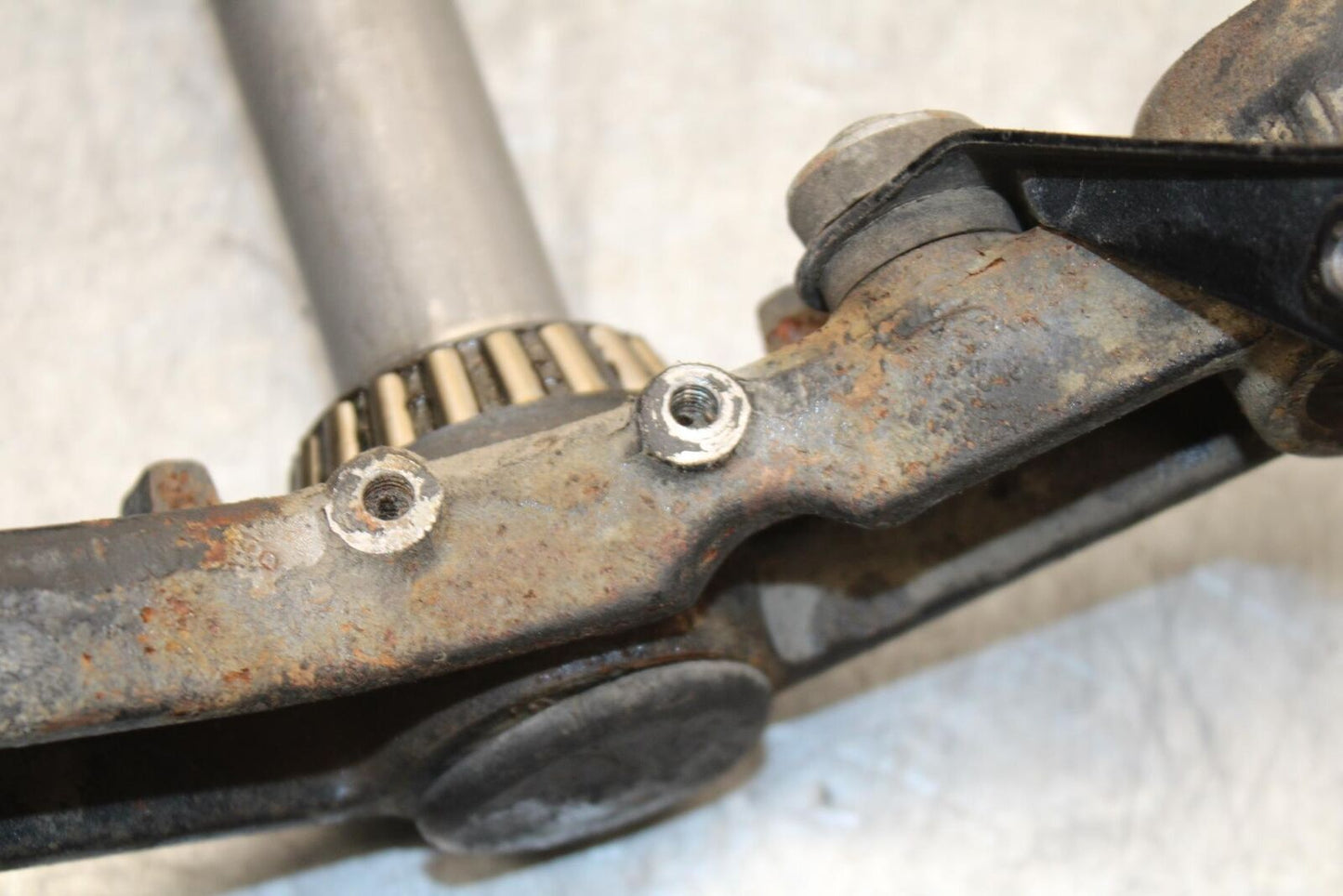 1977 Yamaha XS750 FRONT FORKS CLAMP LOWER TRIPLE TREE STEM 1J7-23340-02-33 BB554