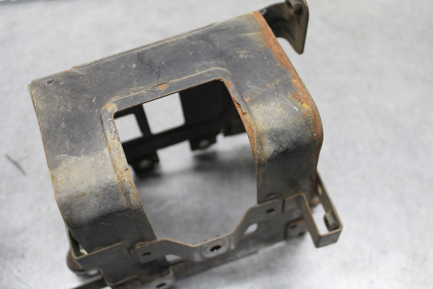 85-86 SUZUKI MADURA 1200 BATTERY TRAY BOX HOLDER BB691