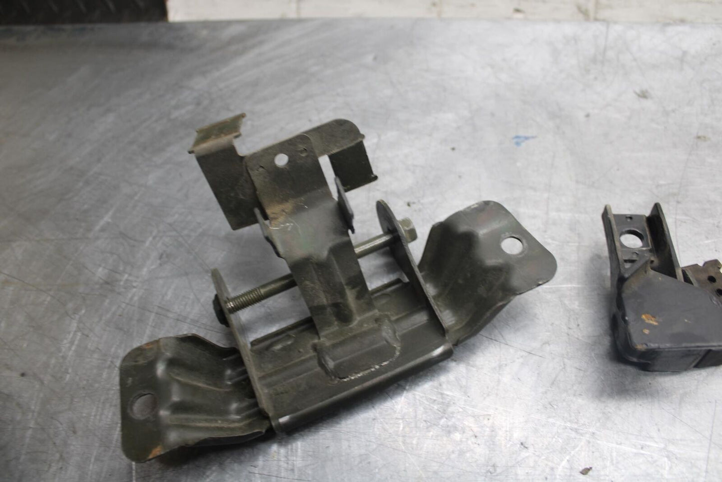1998 Suzuki TL1000S GAS TANK FUEL CELL PETROL RESERVOIR BRACKET MOUNT BB508