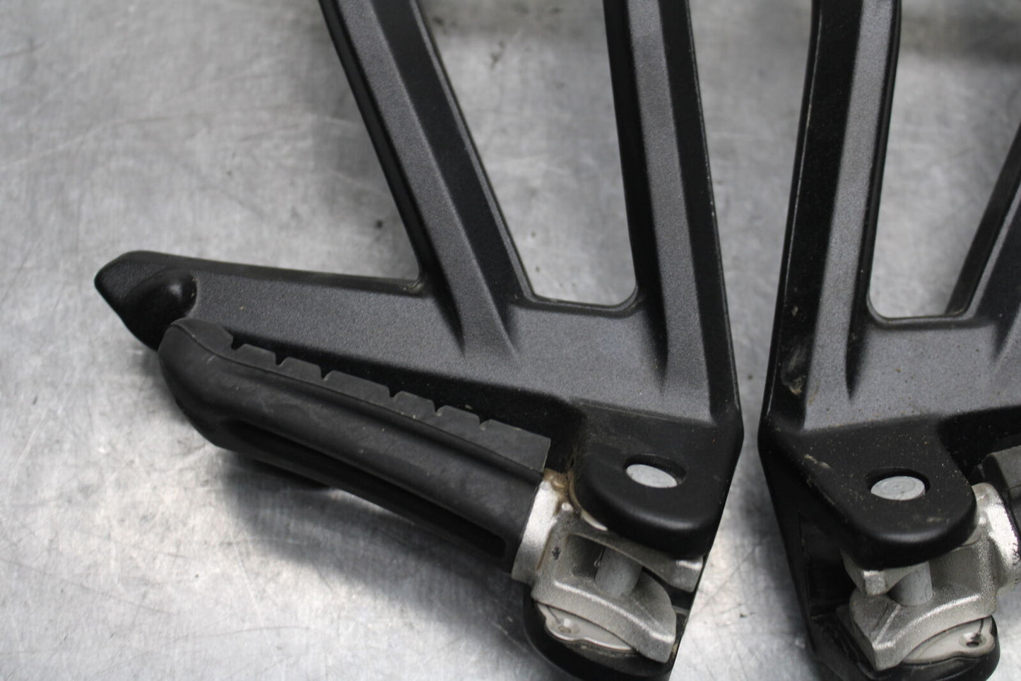21-24 KTM 890 ADVENTURE R REAR BACK PASSENGER PEG SET PAIR BB723