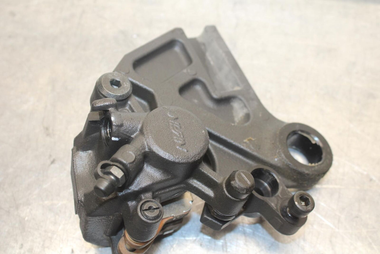 23 KAWASAKI NINJA ZX6R 636 REAR BACK BRAKE CALIPER W MOUNT BRACKET BB609