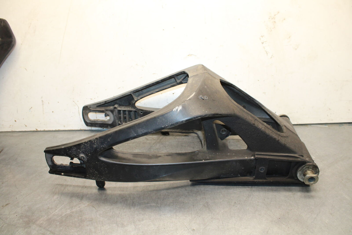 04-06 YAMAHA YZF R1 REAR SWINGARM BACK SWING ARM 5VY-22110-10-P0 BB659