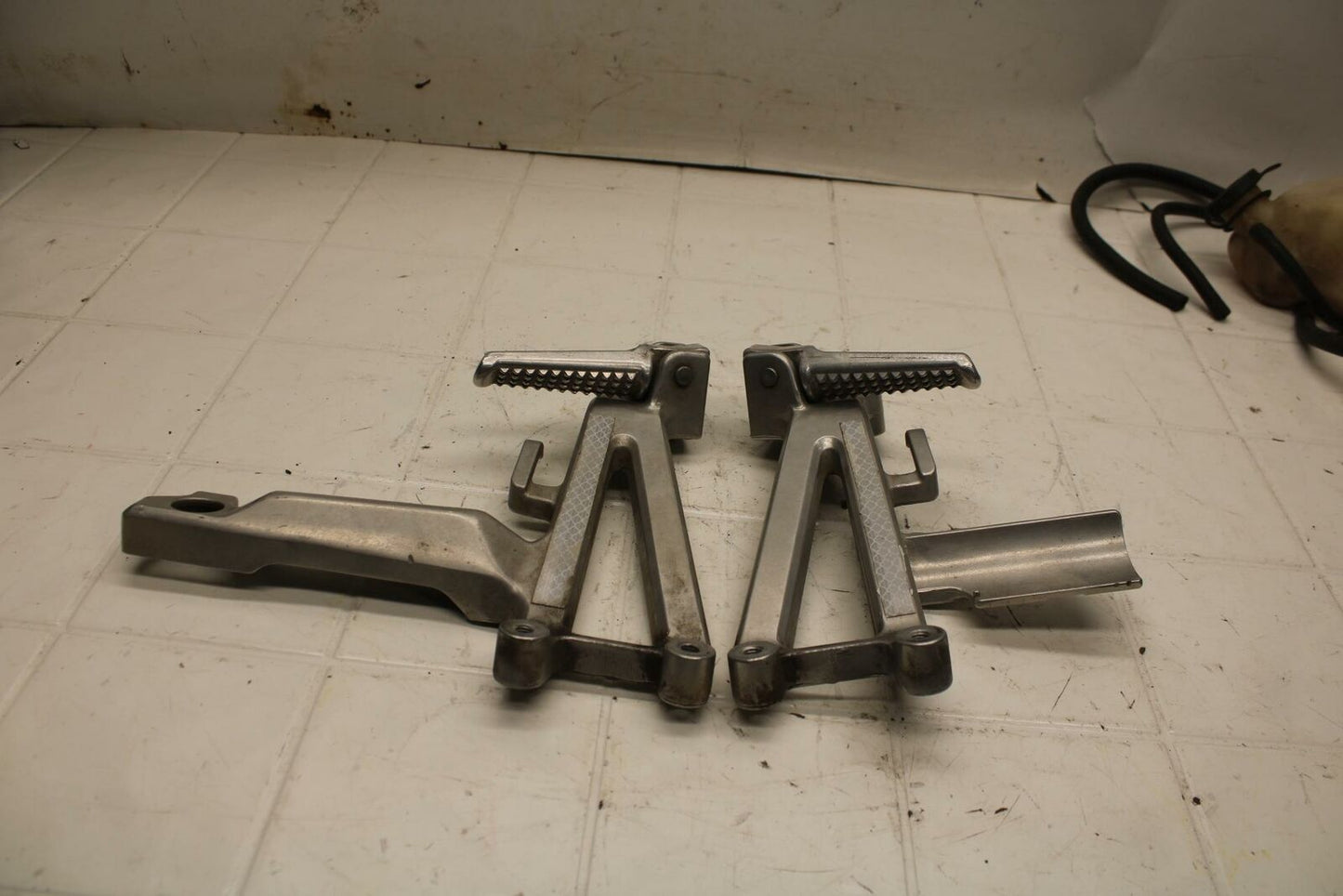 95-98 HONDA CBR600F3 REAR BACK PASSENGER PEG SET PAIR BB18