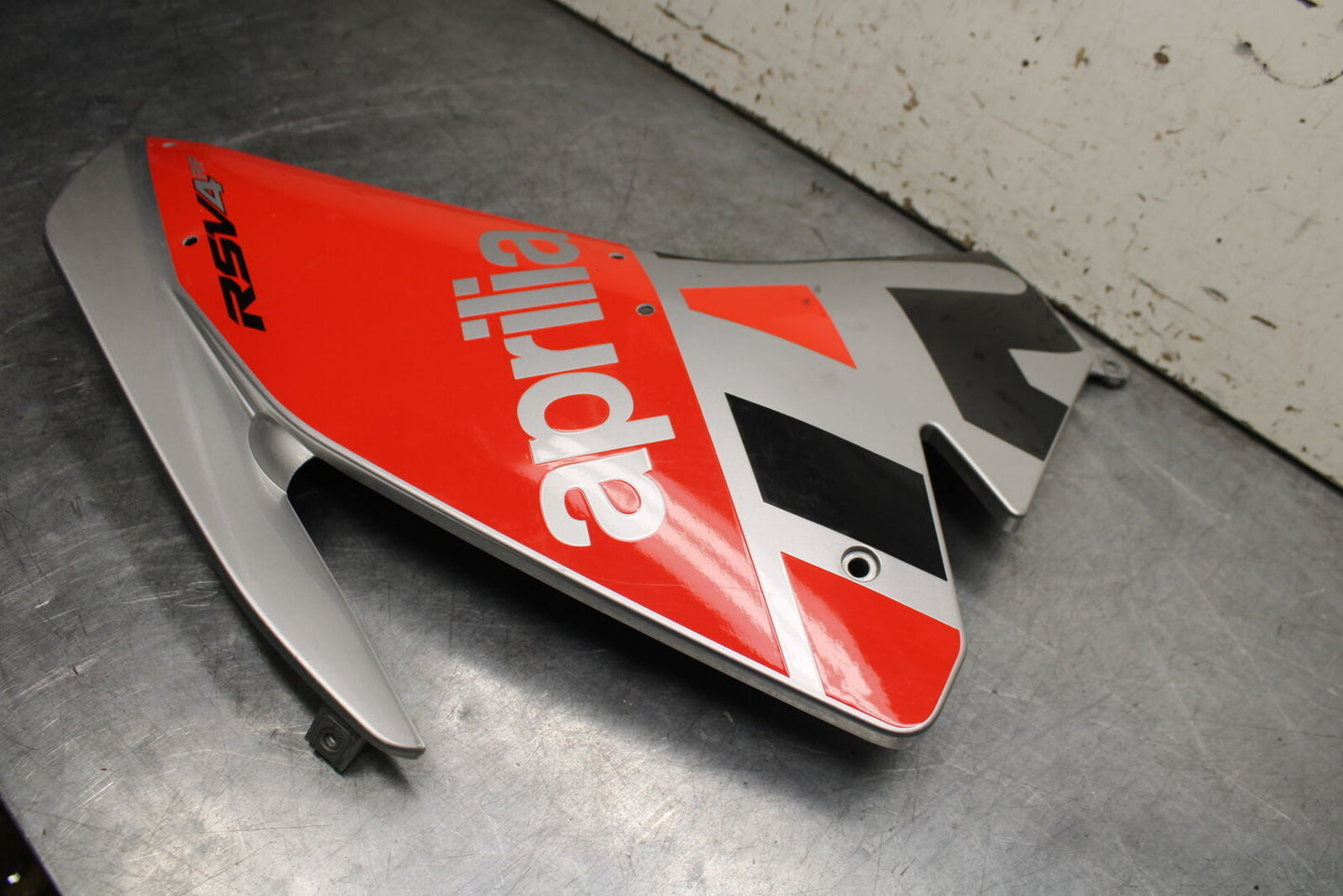 15-19 APRILIA RSV4 RF RIGHT MID UPPER SIDE FAIRING COWL PLASTIC BB611