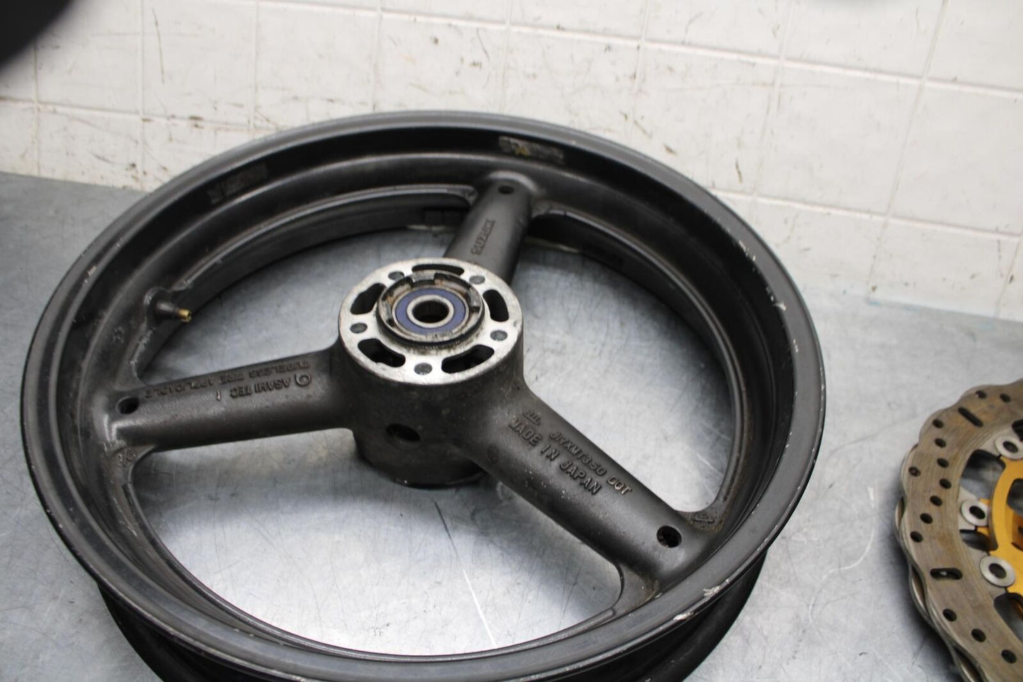 1997 Suzuki Bandit 1200 GSF1200S FRONT WHEEL BB559