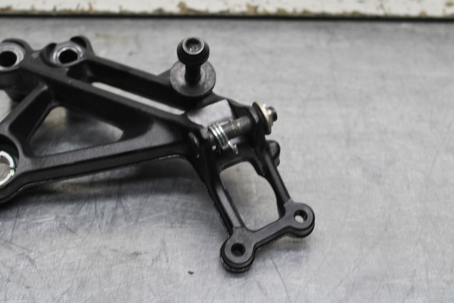17-24 KTM 390 DUKE RIGHT REARSET REAR SET DRIVER FOOT PEG BRACKET MOUNT BB734