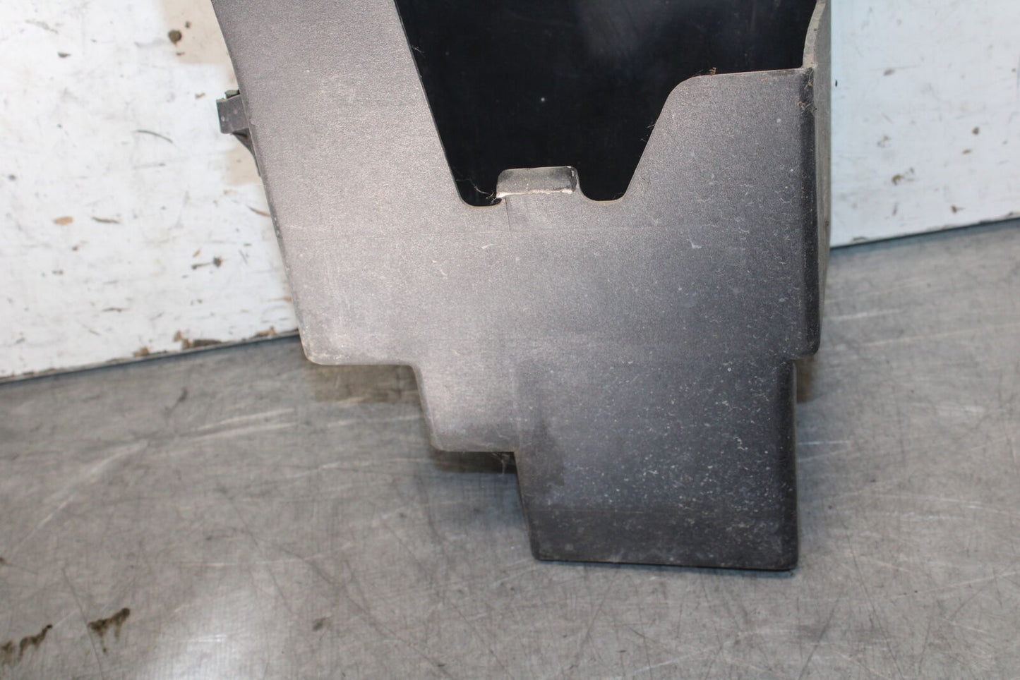 01-06 TRIUMPH TIGER 955I REAR BACK TAIL UNDERTAIL BATTERY TRAY PLASTIC BB693