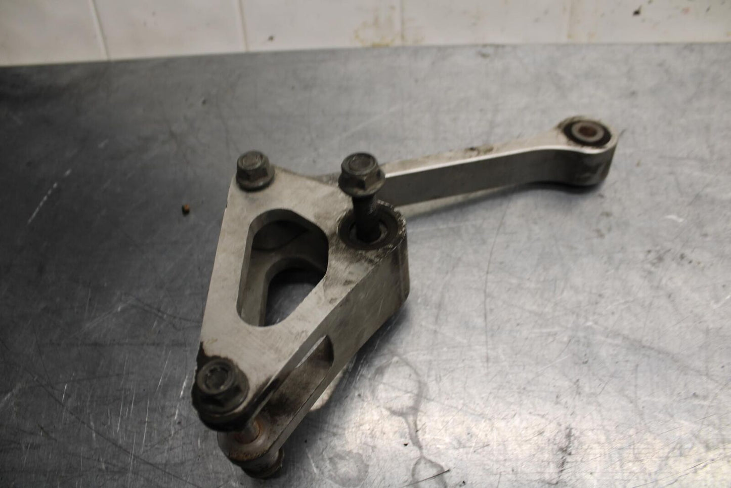 98-99 YAMAHA YZF R1 REAR DOGBONE SHOCK LINKAGE LINK 4XV-2217A-00-00 BB74