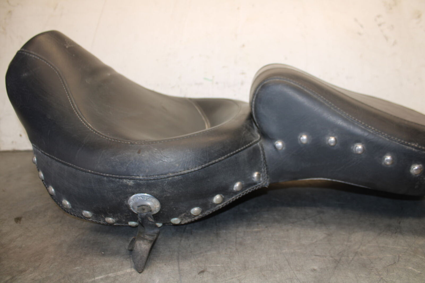 87-03 SUZUKI INTRUDER 1400 VS1400GLP FRONT DRIVERS SEAT BB702