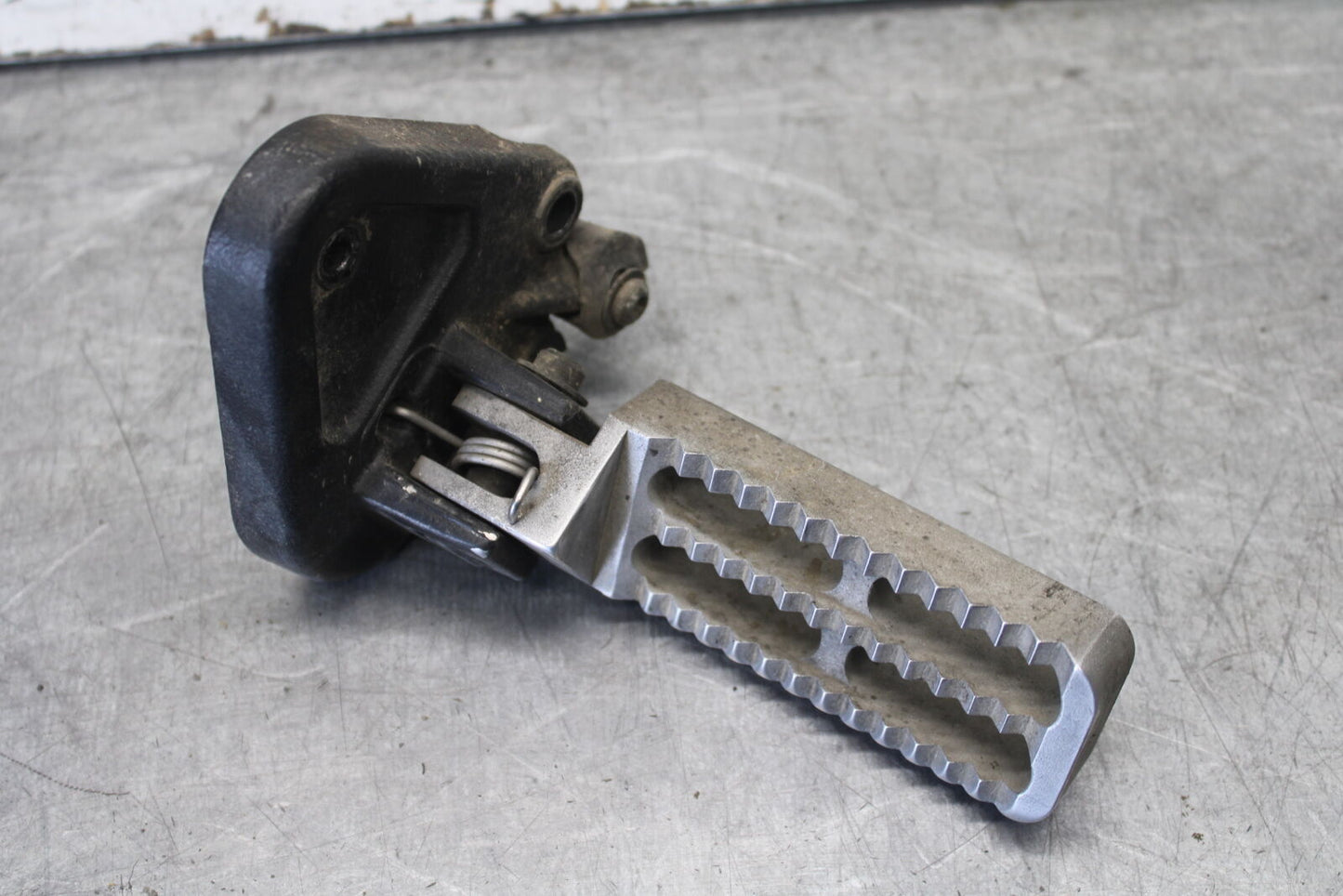 01-06 TRIUMPH TIGER 955I LEFT FRONT FOOT REST PEG STEP BB693