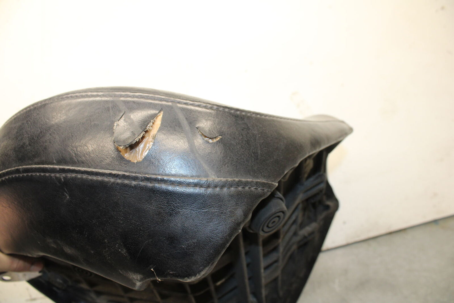 99-00 YAMAHA V STAR 1100 FRONT DRIVERS SEAT BB711
