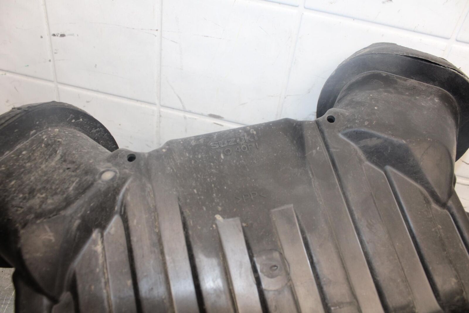 03-04 SUZUKI GSXR1000 AIRBOX AIR INTAKE FILTER BOX 13700-40F20 BB459