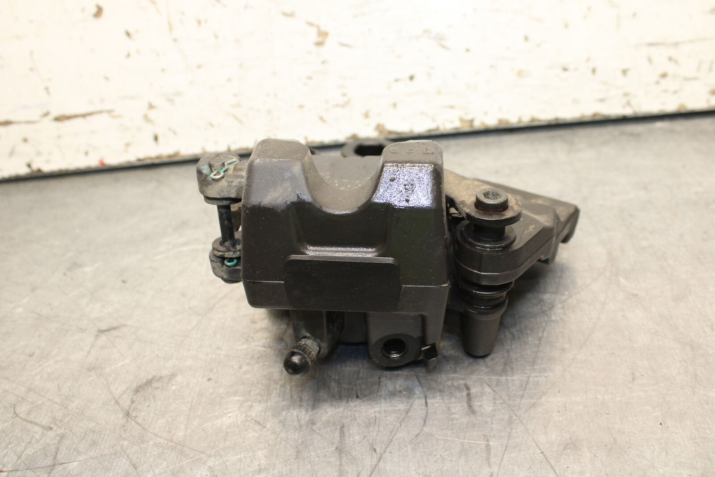19-24 YAMAHA R3 REAR BACK BRAKE CALIPER W MOUNT BRACKET BB736
