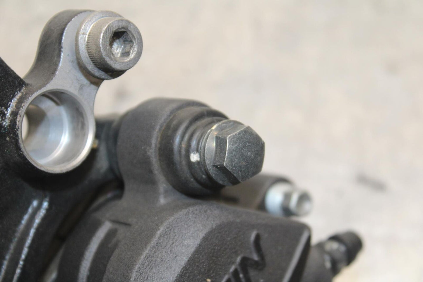 12-17 KAWASAKI ER-6N Z650 REAR BACK BRAKE CALIPER W MOUNT BRACKET BB607