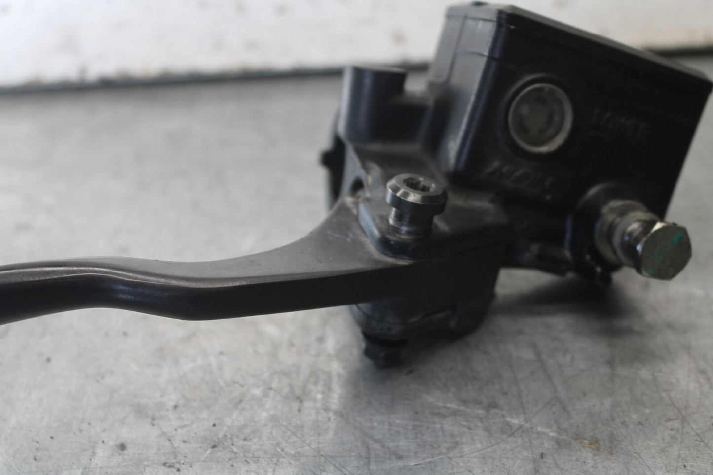 01-06 TRIUMPH TIGER 955I FRONT BRAKE MASTER CYLINDER w/ LEVER BB693