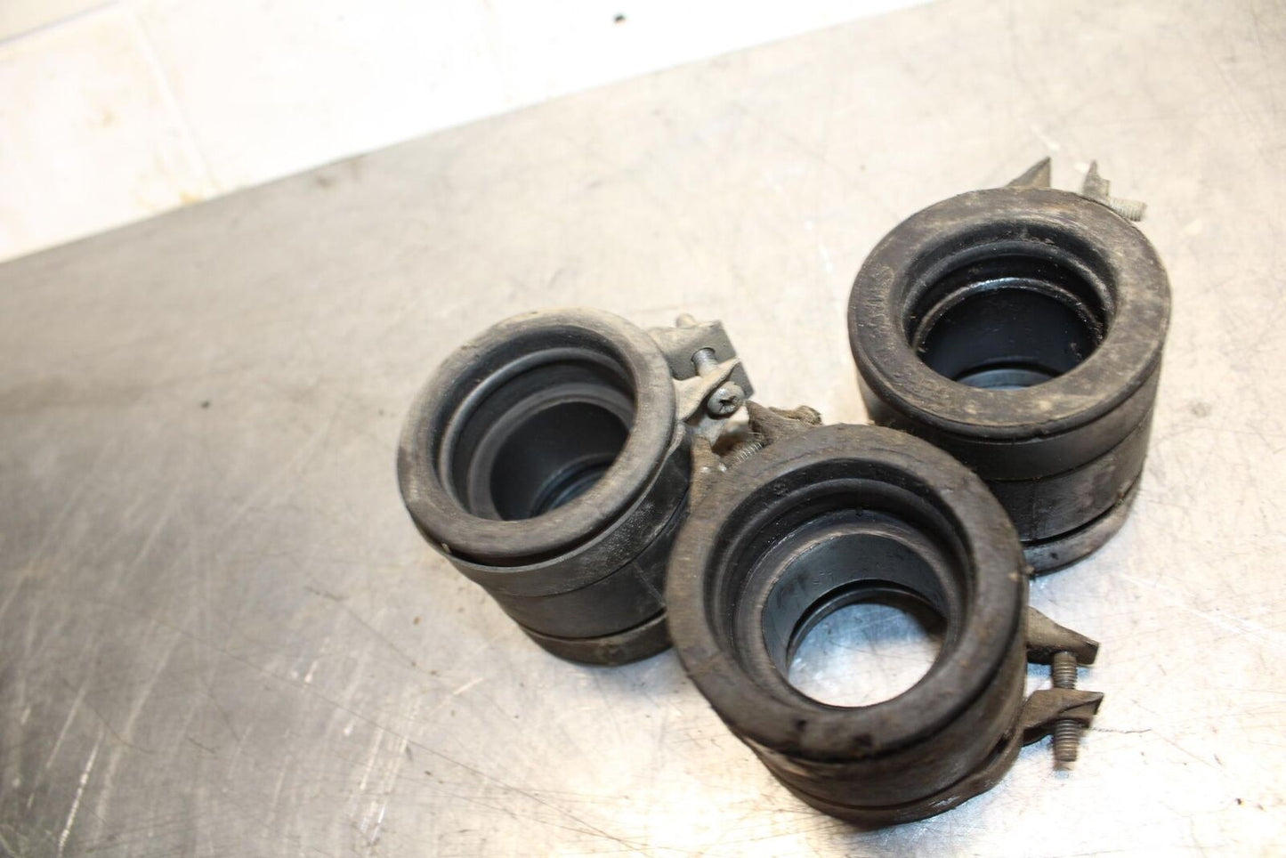 75 SUZUKI GT 550 INTAKE MANIFOLDS BB72