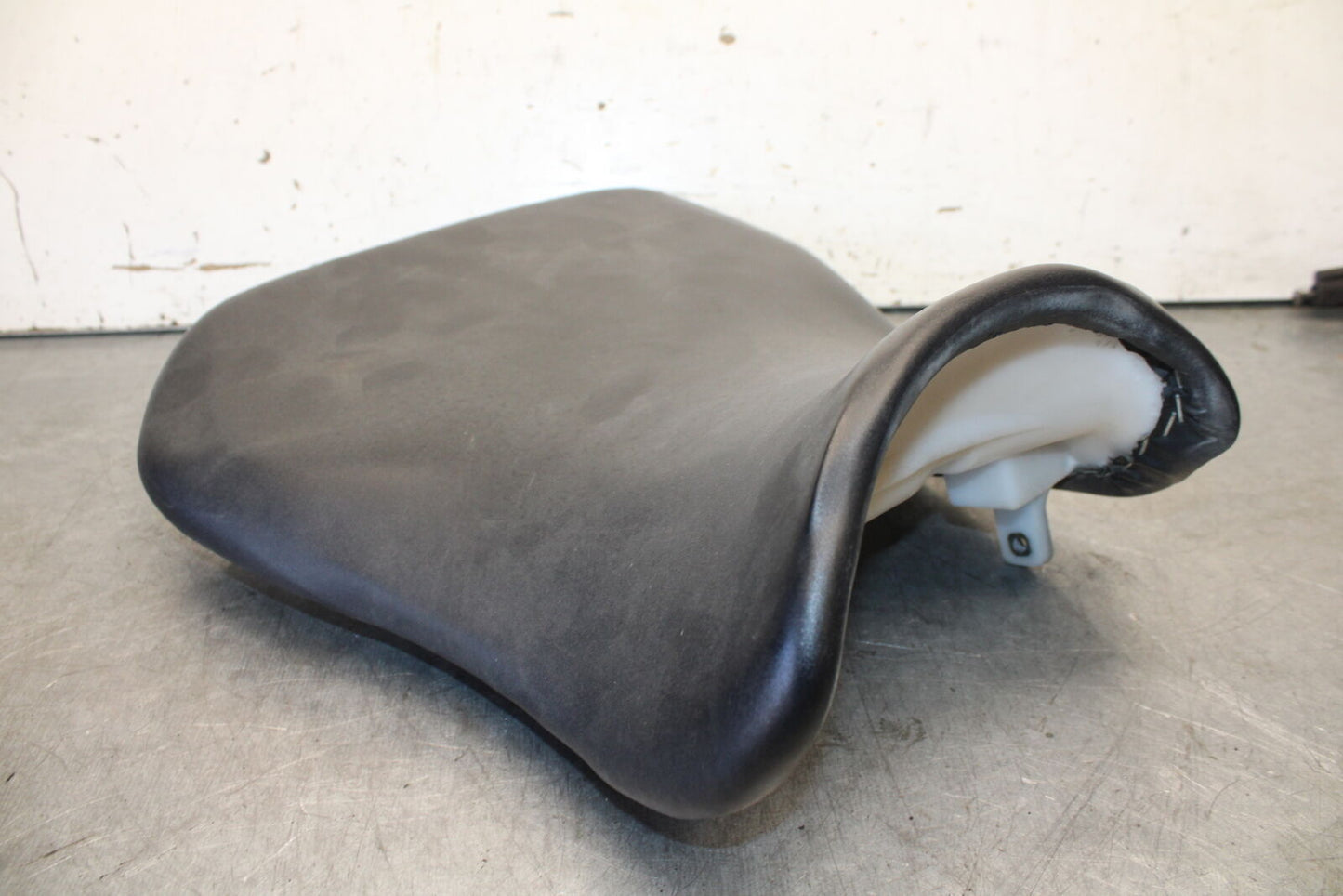 04 SUZUKI GSXR600 FRONT DRIVERS SEAT PAD SADDLE PILLION 45100-29G00-6BY BB676