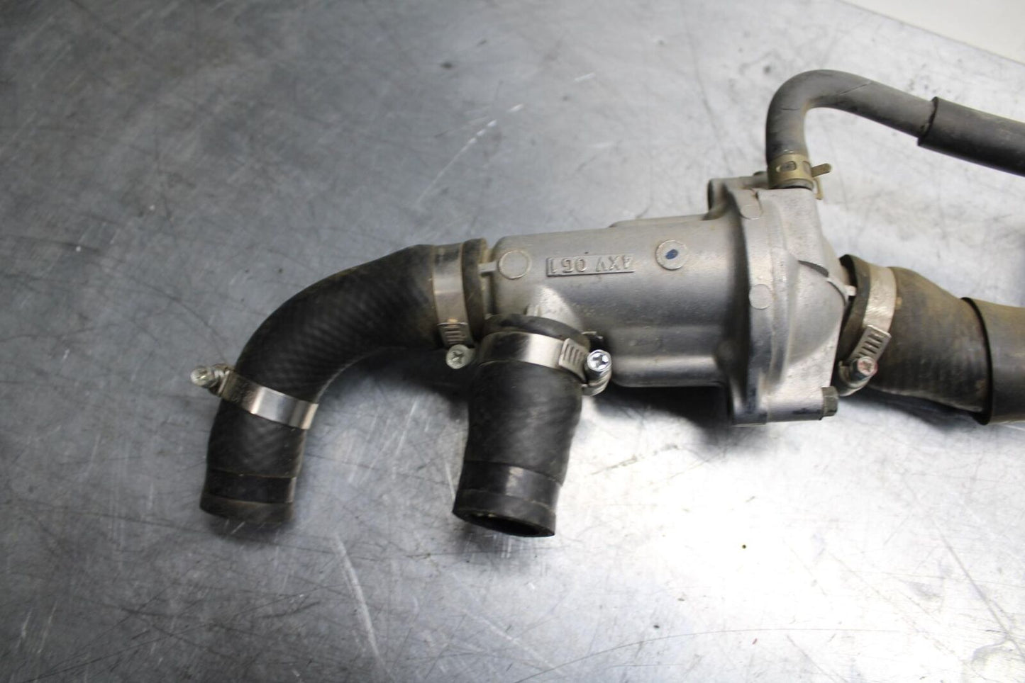 98-99 YAMAHA YZF R1 THERMOSTAT W HOUSING ASSEMBLY 4FM-12410-00-00 BB74