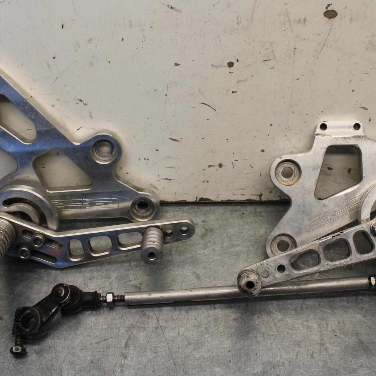 01-03 SUZUKI GSXR600 RIGHT LEFT REARSETS REAR SET DRIVER FOOT PEGS  BB639