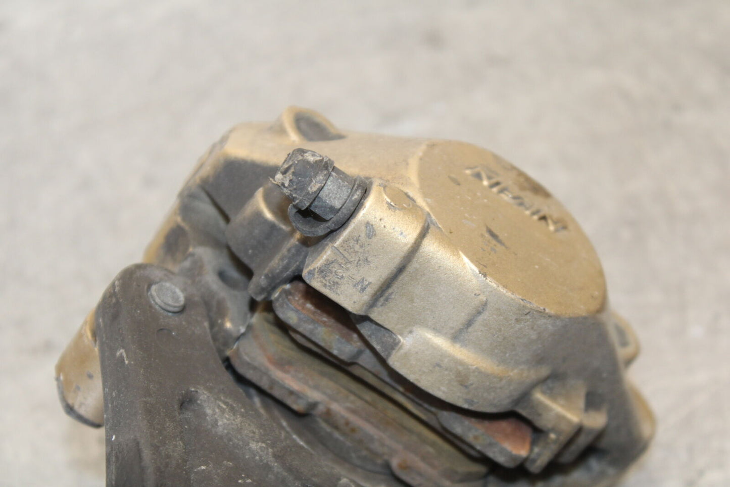 04 SUZUKI GSXR600 REAR BACK BRAKE CALIPER W MOUNT BRACKET 69100-18G00-999 BB676