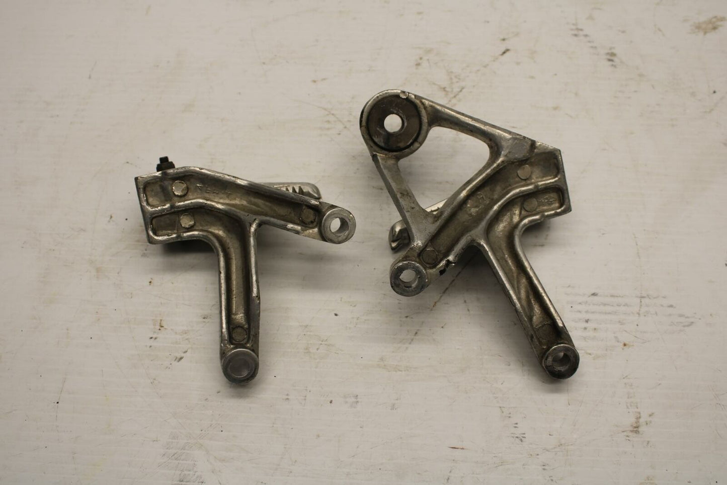 96 YAMAHA YZF750R REAR BACK PASSENGER PEG SET PAIR BB237 B