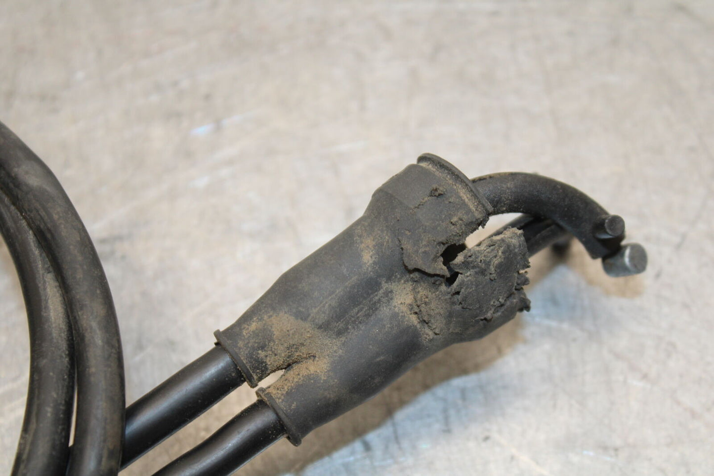 09-11 TRIUMPH DAYTONA 675 THROTTLE CABLES LINES BB652