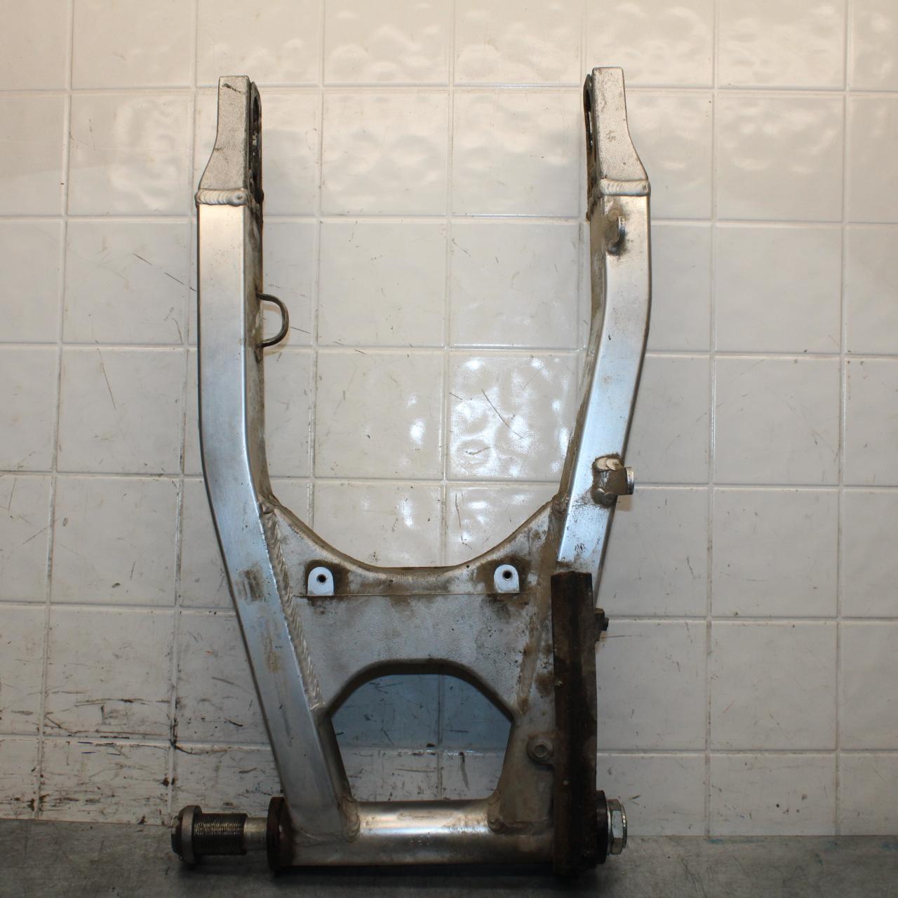 2001 Suzuki GSXR600 REAR SWINGARM BACK SUSPENSION SWING ARM 61000-39F00 BB59