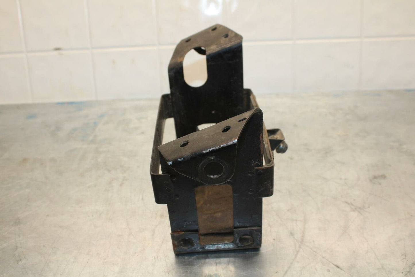 92 SUZUKI GSXR1100 REAR BACK TAIL UNDERTAIL BATTERY TRAY PLASTIC BB411