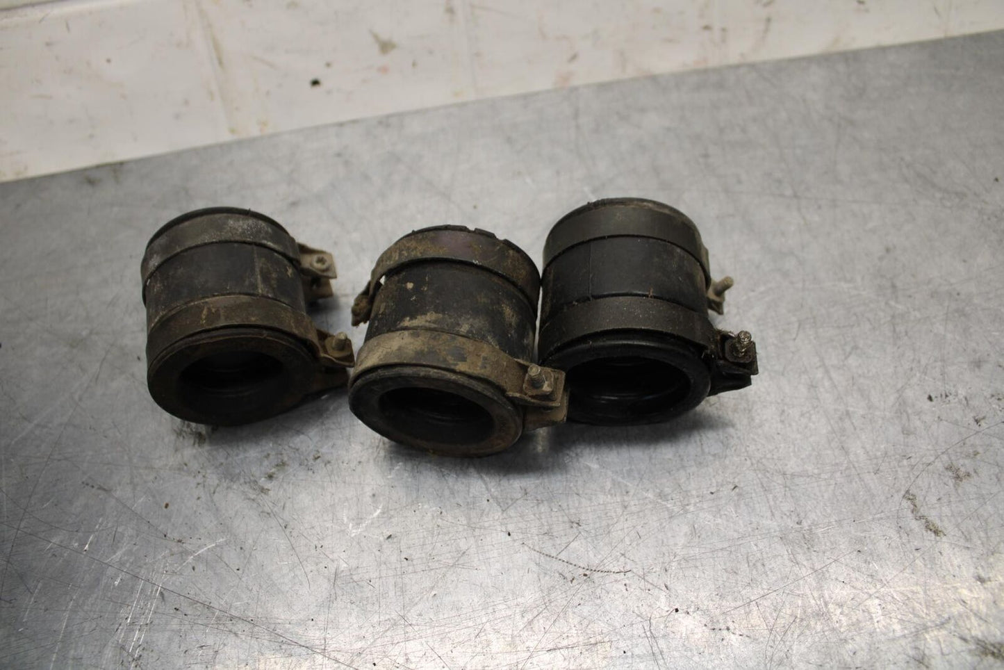 75 SUZUKI GT 550 INTAKE MANIFOLDS BB72