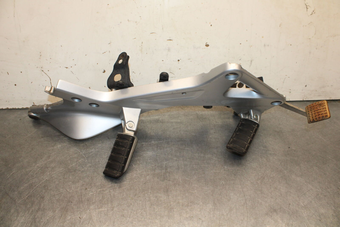 04-12 HONDA ST1300A RIGHT FRONT FOOT REST PEG STEP MOUNT BRACKET BB669