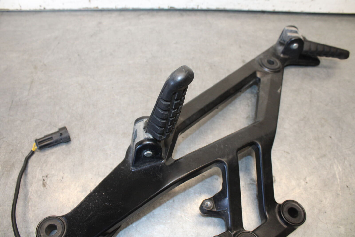06-07 DUCATI MONSTER 695 RIGHT REARSET REAR SET DRIVER FOOT PEG REST STOP BB674