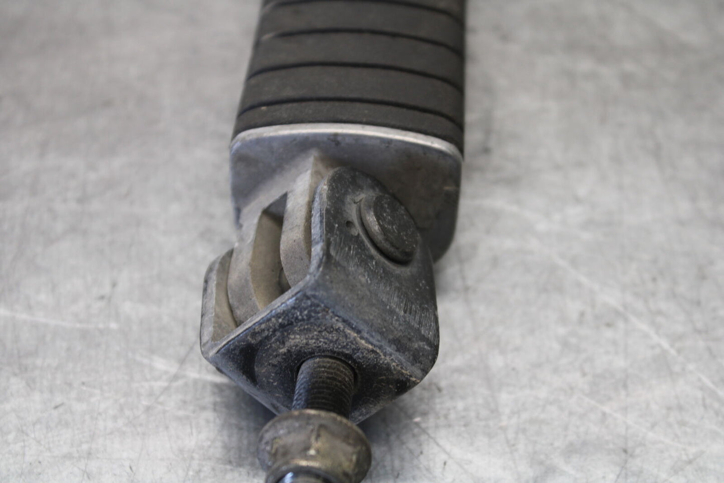 01-06 TRIUMPH TIGER 955I RIGHT REAR BACK PASSENGER PEG BB693