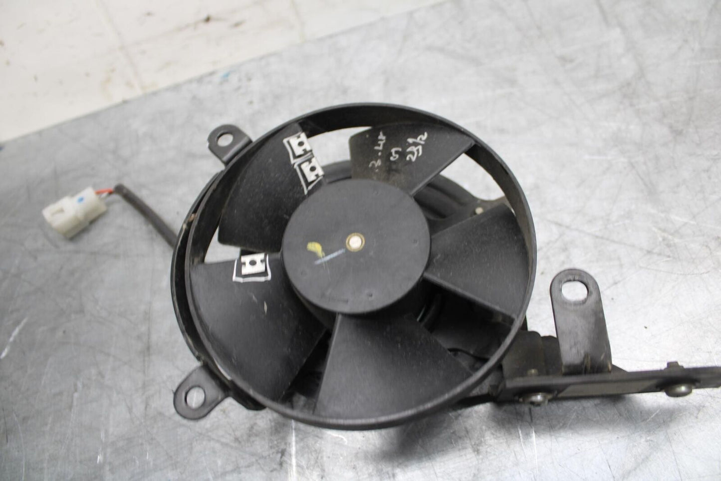 21 HUSQVARNA VITPILEN 401 ENGINE RADIATOR COOLING FAN BB467