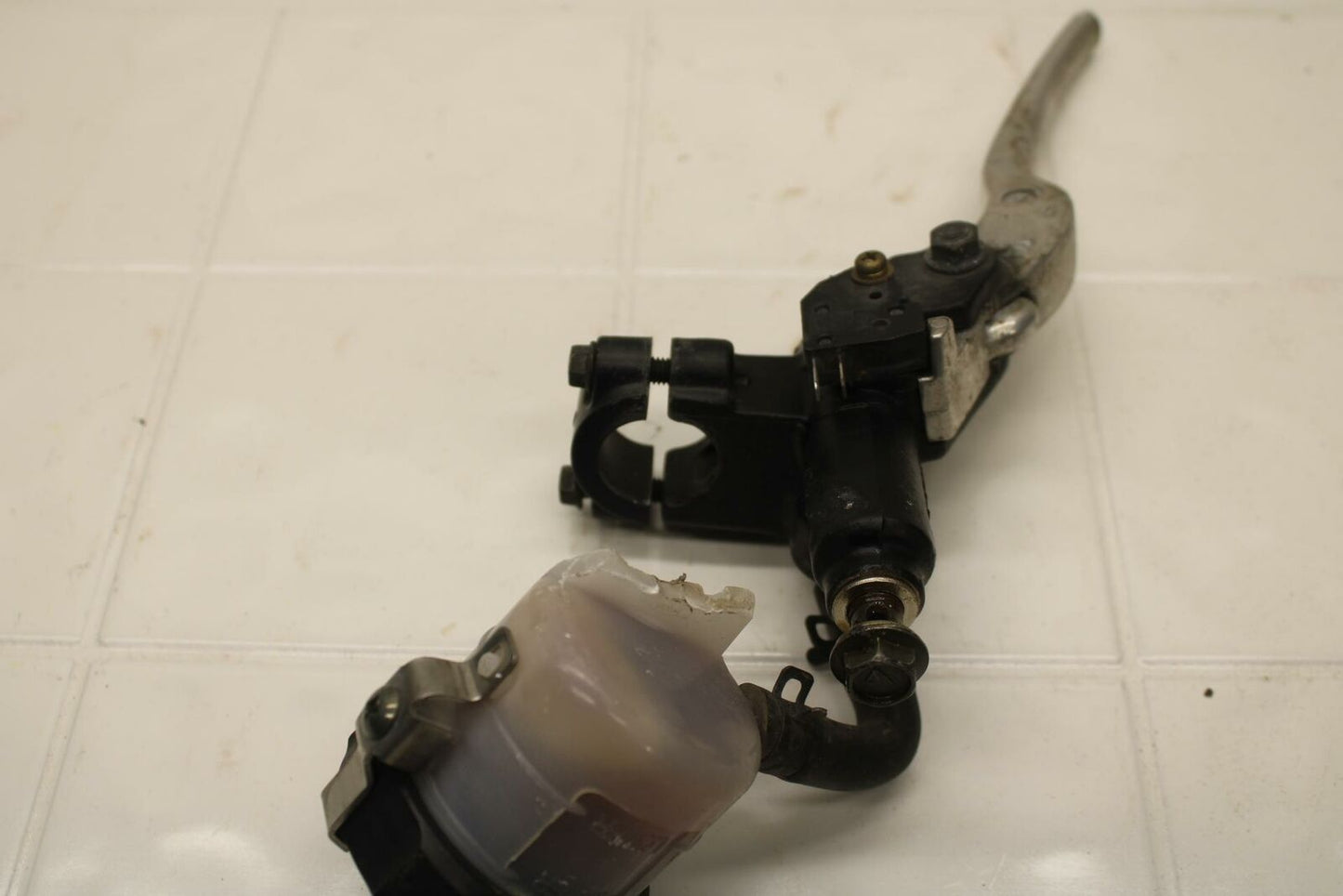 01-02 SUZUKI GSXR750 FRONT BRAKE MASTER CYLINDER w/ LEVER BB402