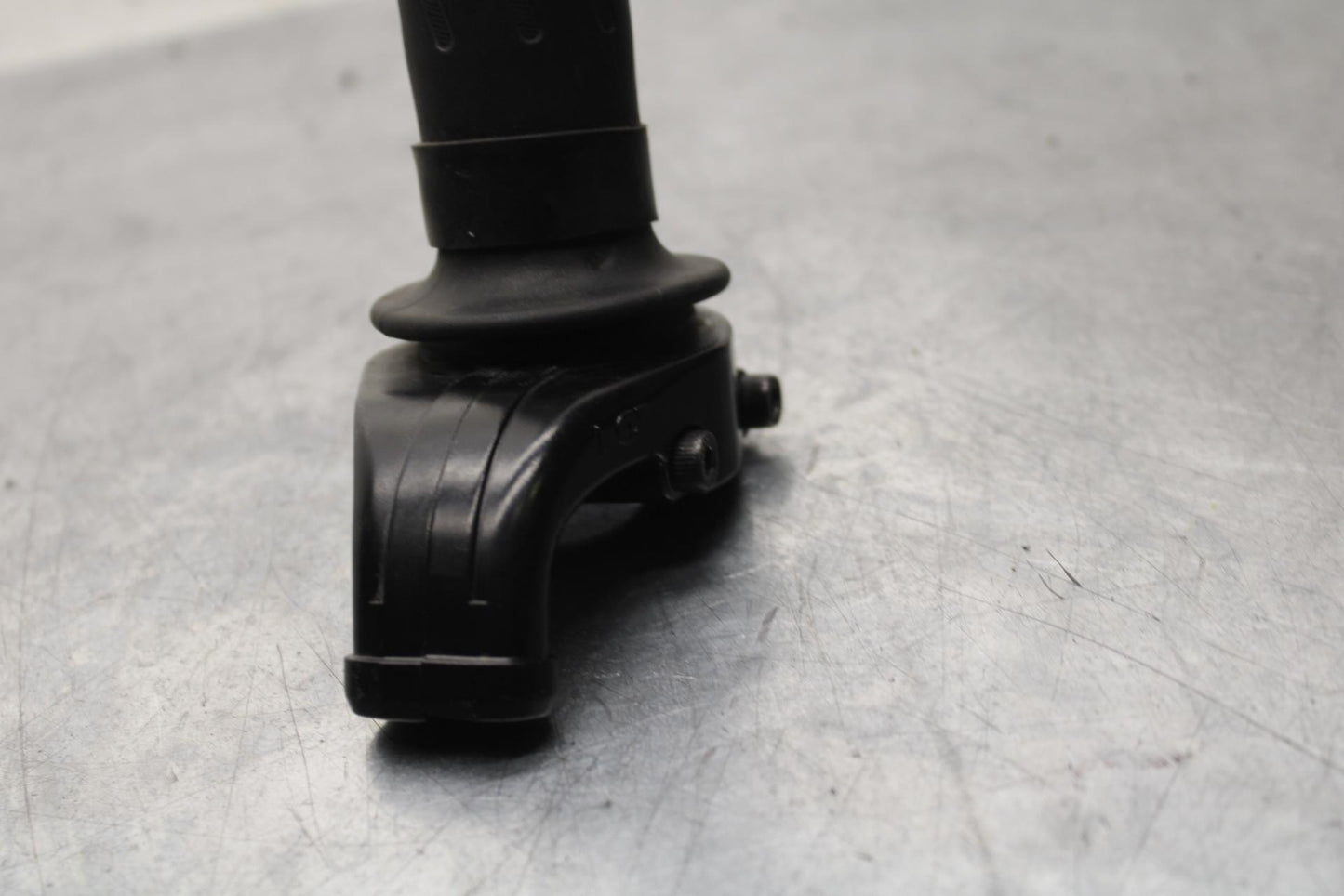 20-21 YAMAHA XSR900 RIGHT THROTTLE GRIP BB599