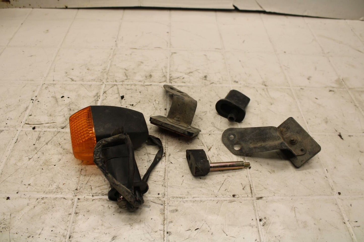 01 KAWASAKI NINJA ZX6R LEFT REAR TURN SIGNAL LIGHT INDICATOR BB25