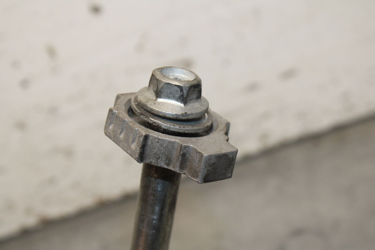 13-16 KTM 390 DUKE REAR AXLE BACK WHEEL RIM PIVOT BOLT AXEL BB748