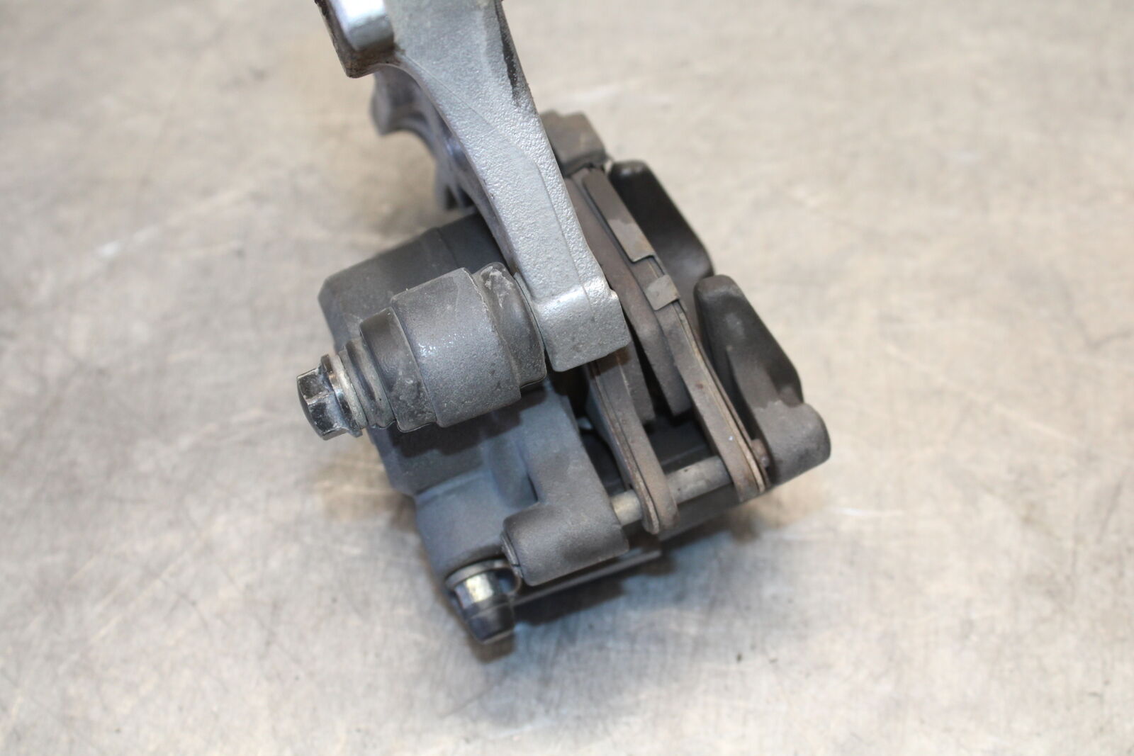 03-07 SUZUKI SV1000S REAR BACK BRAKE CALIPER W MOUNT BRACKET BB657