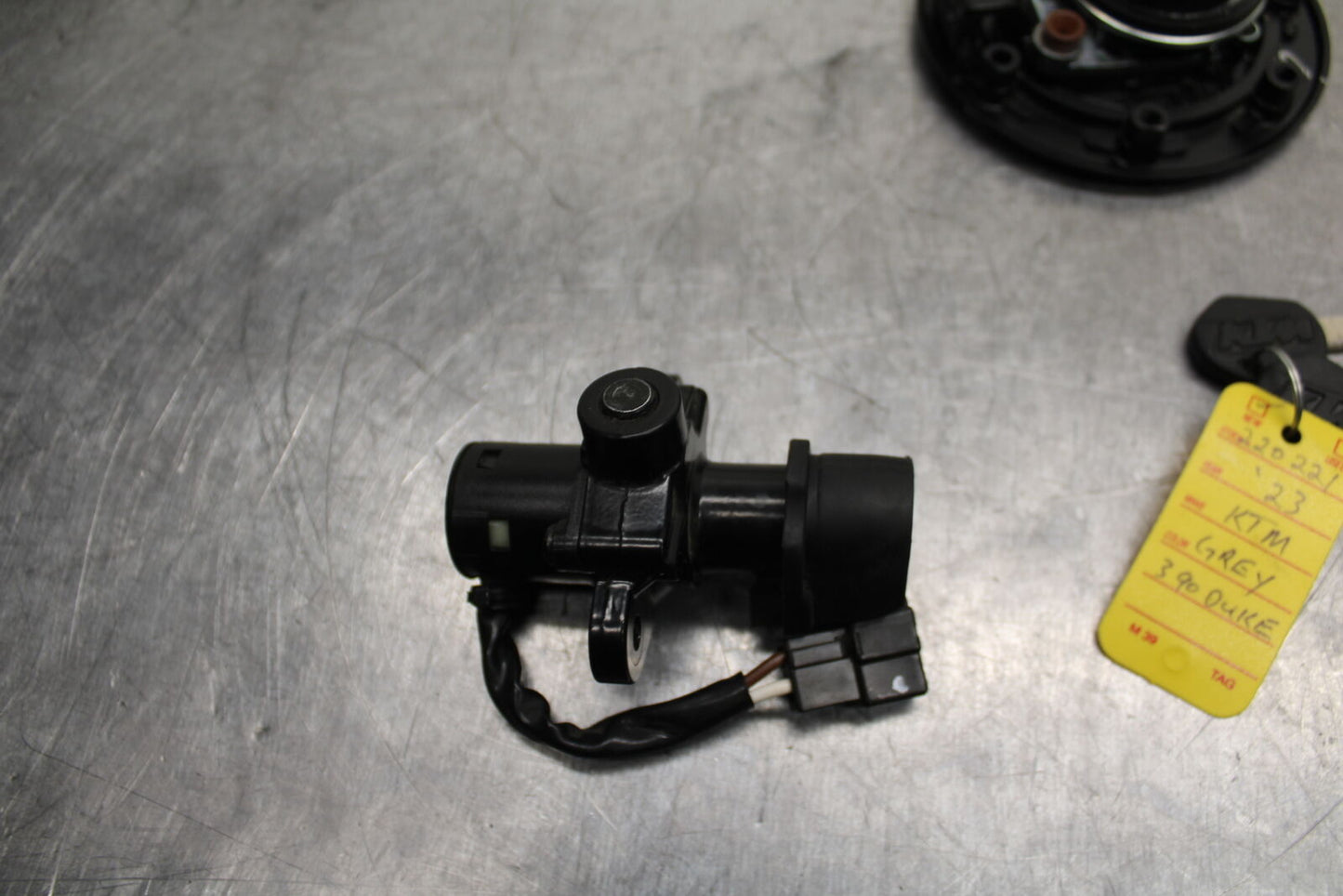 17-24 KTM 390 DUKE IGNITION LOCK KEY SET W/ GAS CAP AND SEAT LOCK BB734