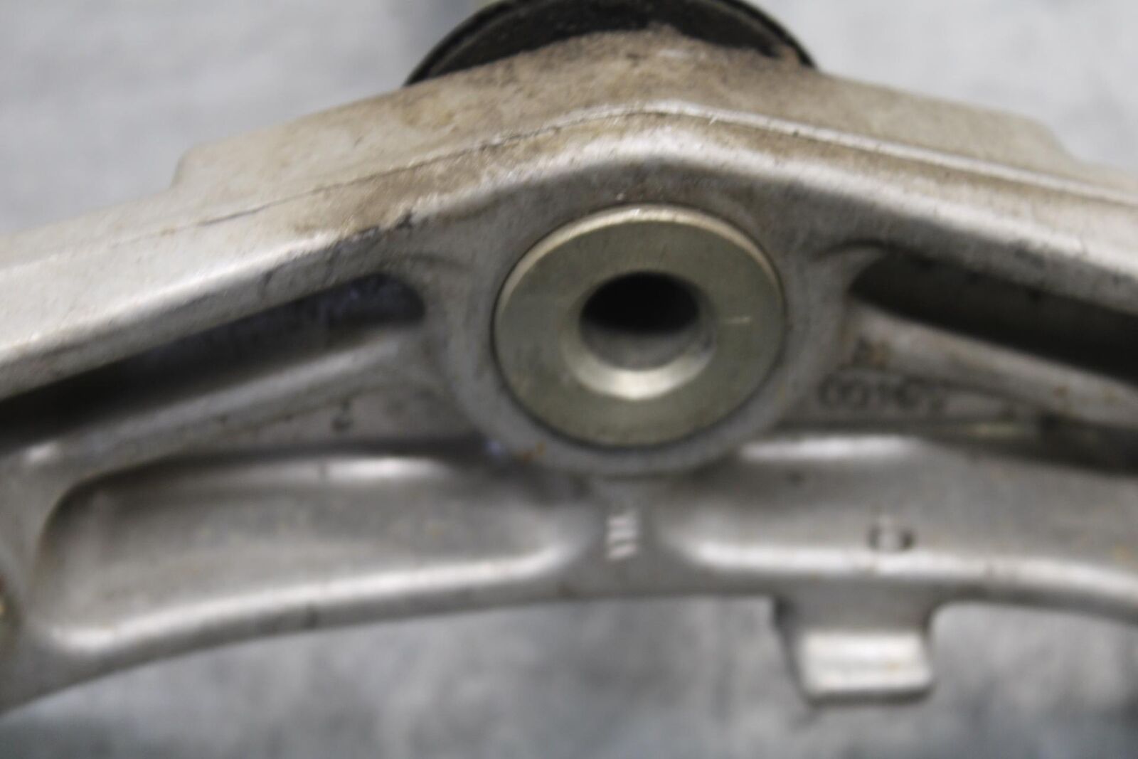 01-03 SUZUKI GSXR600 FRONT FORKS CLAMP LOWER TRIPLE TREE STEM 51410-39F00 BB633