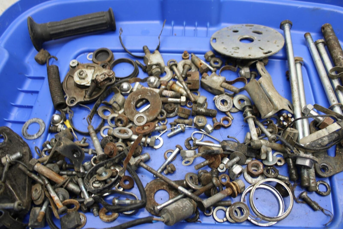 75 SUZUKI GT 550 LEFTOVER MOUNTING BOLTS HARDWARE MOTOR SCREWS BB72
