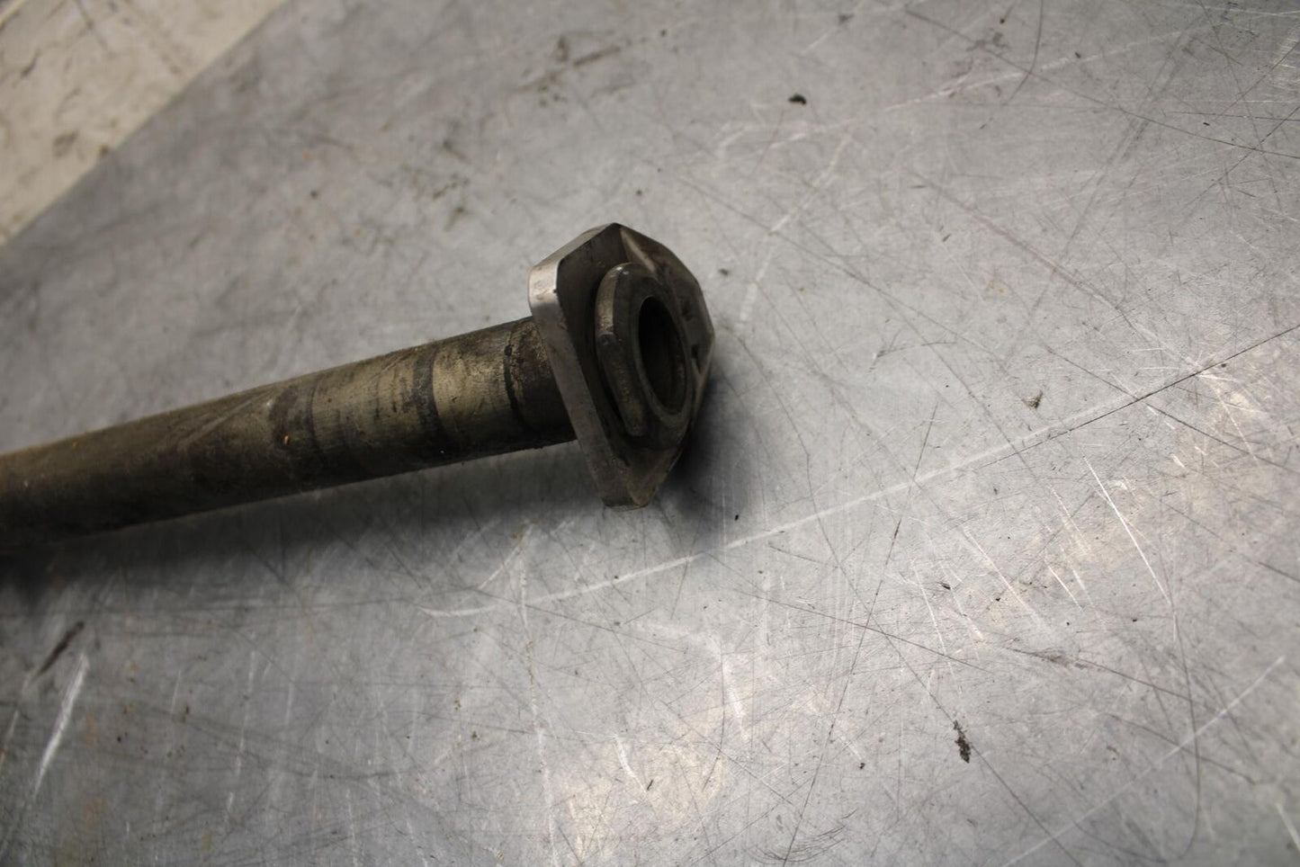 2008 Suzuki GSXR1000 REAR AXLE BACK WHEEL RIM PIVOT BOLT AXEL 64711-33E20 BB519
