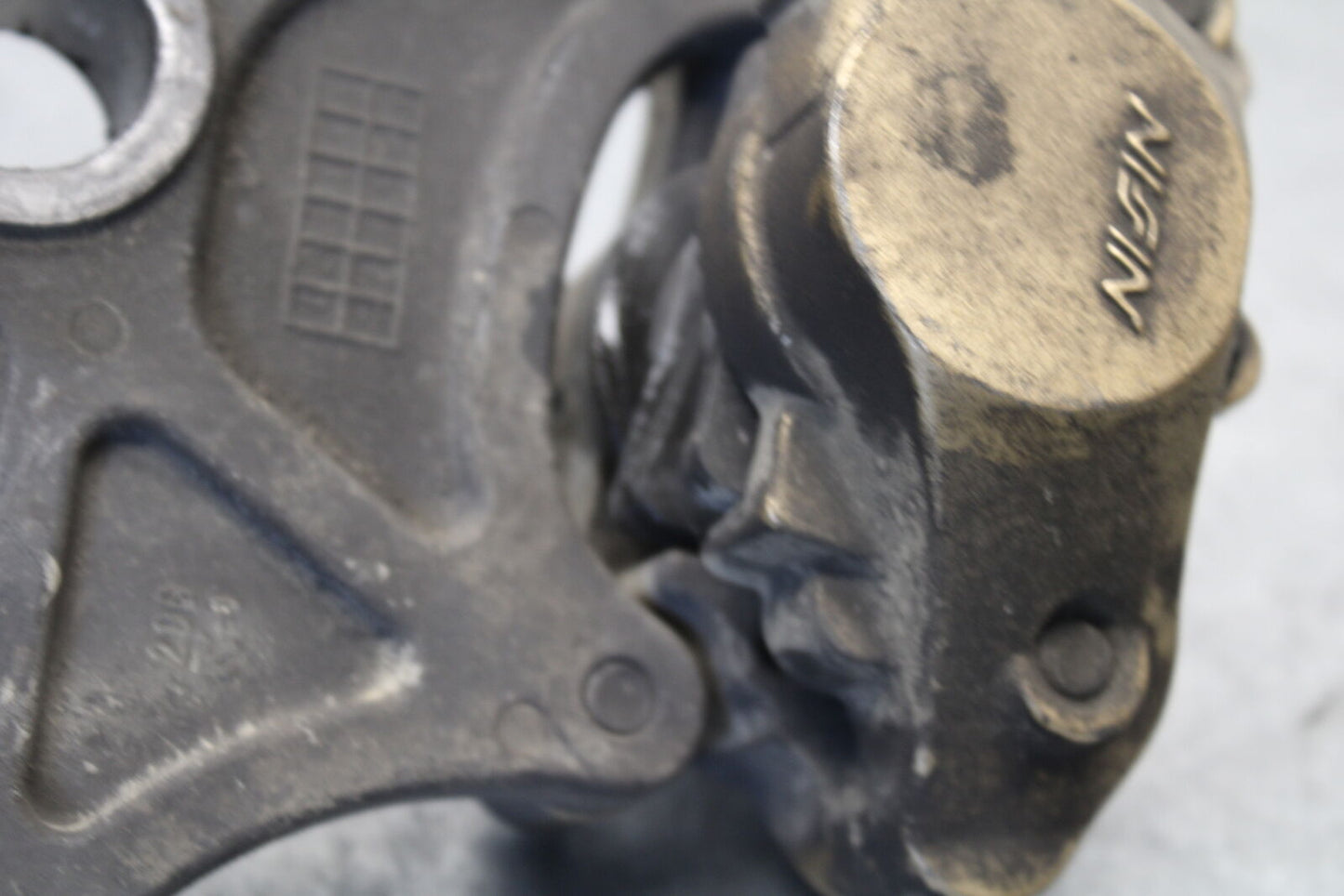 04-05 SUZUKI GSXR600 REAR BACK BRAKE CALIPER W MOUNT BRACKET BB658
