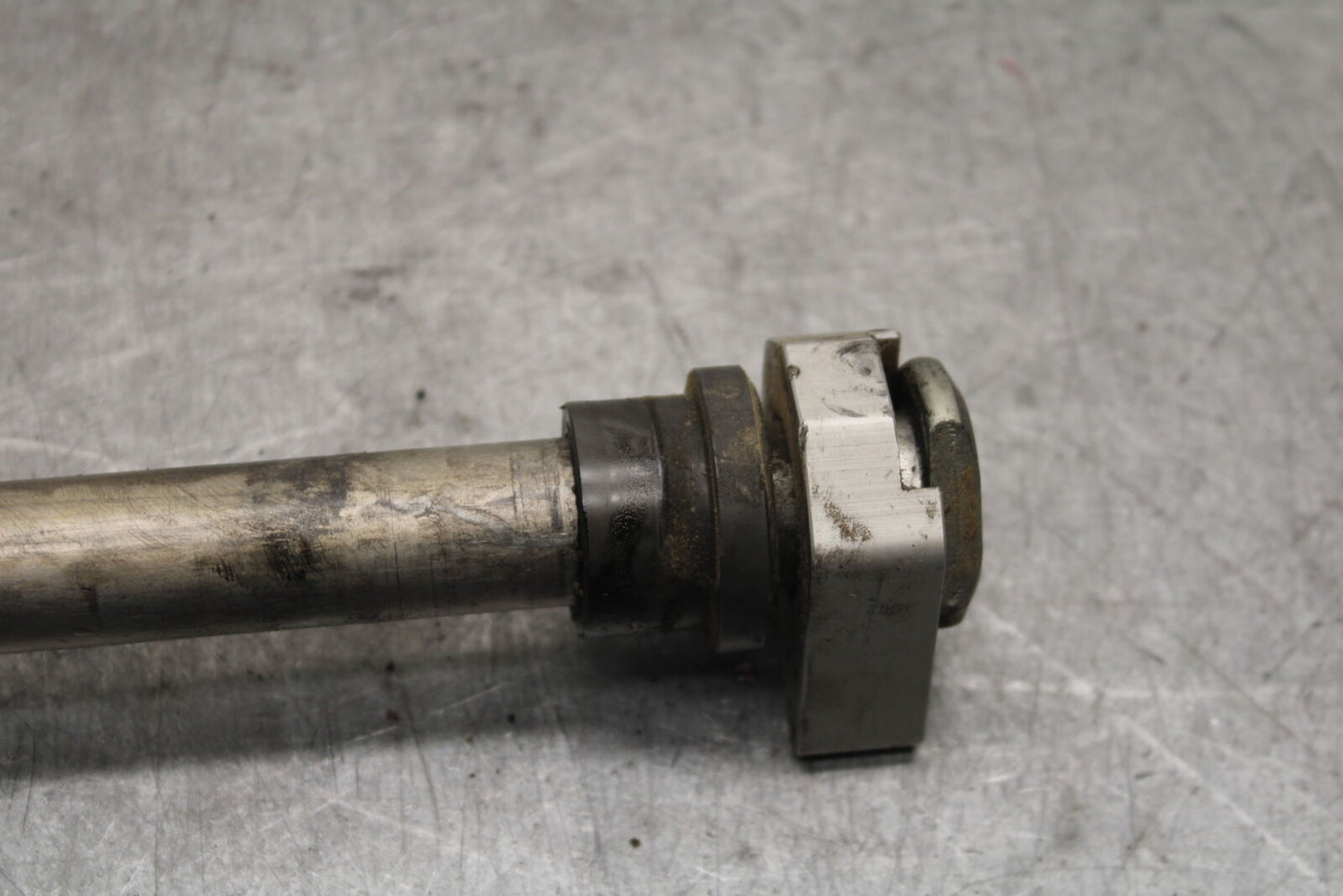 09-11 TRIUMPH DAYTONA 675 REAR AXLE BACK WHEEL RIM PIVOT BOLT AXEL BB652